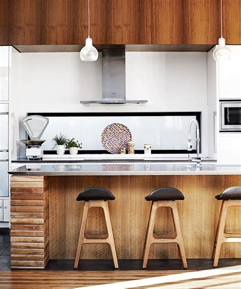 A destacar la tabla de cortar entegrada en la encimera. 10 diseños de cocinas que incorporan madera a la decoración