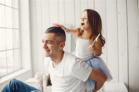 Padre Jugando Con Una Pequeña Hija Foto Gratis