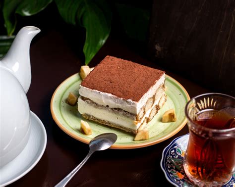 In der zwischenzeit die sahne mit dem sahnesteif und dem vanillezucker steif schlagen. Tiramisu-kuchen mit kakaopulver obenauf serviert mit tee ...