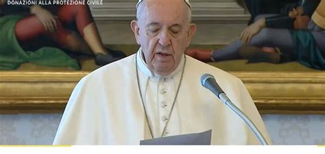 Papa francesco mette in vendita un francobollo speciale per raccogliere denaro per i migranti. La posizione di Papa Francesco: obbedire alle regole per ...