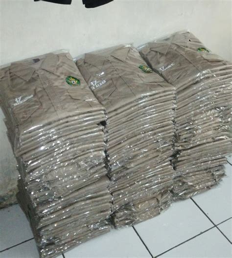 Desain baju yang digunakan tentu saja berupa kemeja dengan sedikit tambahan detail di bagian depan, misalnya saku dan aksen warna serta penulisan nama universitas pada belakang seragam. Seragam PDL UIN, Kemeja Angkatan | Kip's Production