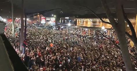 Heel nederland keert zich hier tegen. Bizarre beelden uit VS: duizenden fans feesten op plein ...