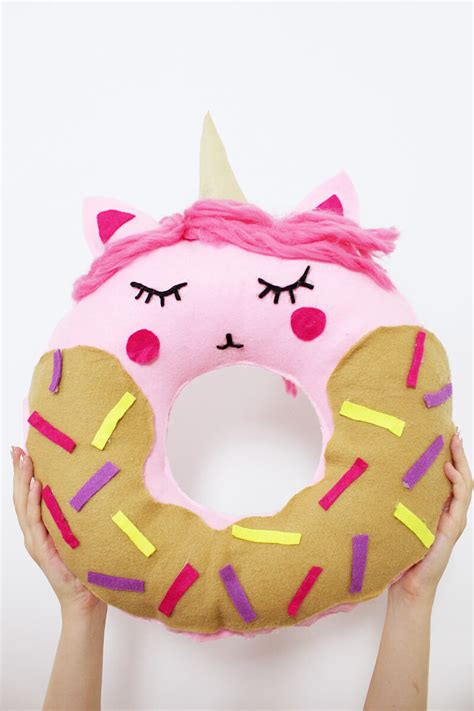 Eine runte steckplatte & rote, weiße und schwarze bügelperlen. DIY Donut Kissen mit Einhorn-Motiv selber machen ...