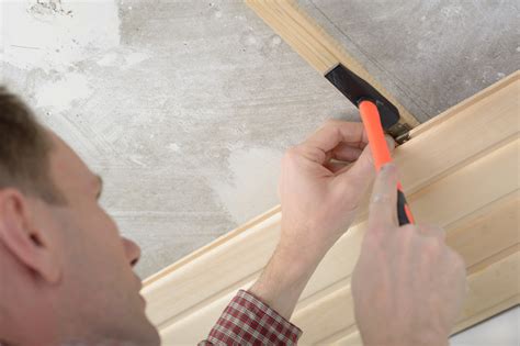 Wir wollen eine backsteinwand mit gipskarton verkleiden. Holz-Paneele an der Decke anbringen » Anleitung