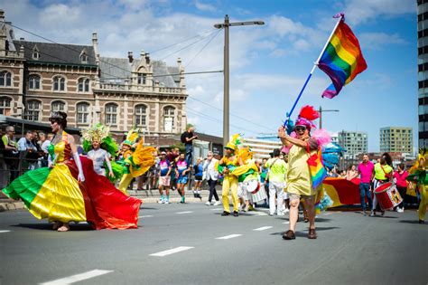 een parade ‘pax media en een optreden van johnny logan na twee jaar opnieuw volwaardige pride