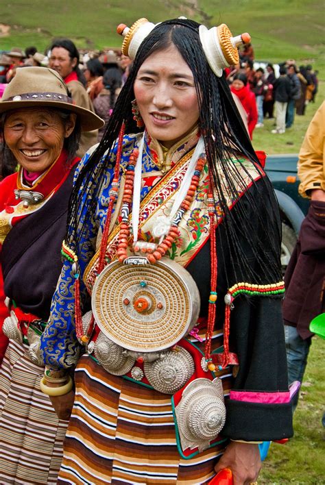 People Of Tibet44 Chuba Wikipedia Tibetan Clothing Tibet Tibet