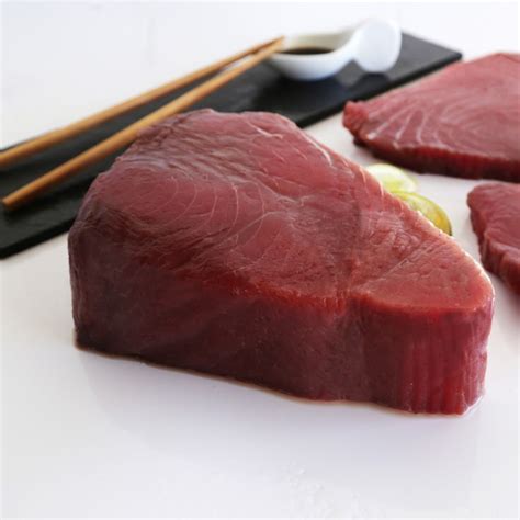 Cortamos el lomo de atún en finas lonchas de 3 a 4 mm de grosor. Lomo de Atún - pescado fresco online a domicilio