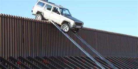 Cruzar Literalmente La Frontera De México Con Estados Unidos En Coche