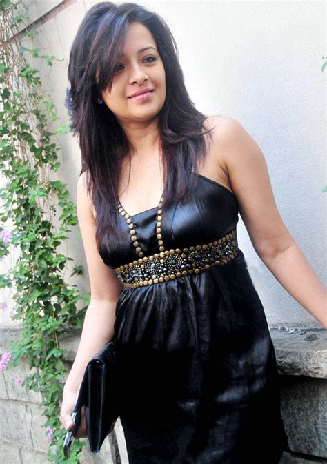 Tamil Beauty Actress Reema Sen Latest Photoshoot In Black Dress