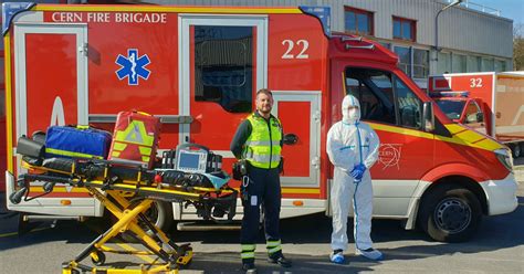 Les Ambulanciers Suisses Et Français Secondés Par Le Service De Secours