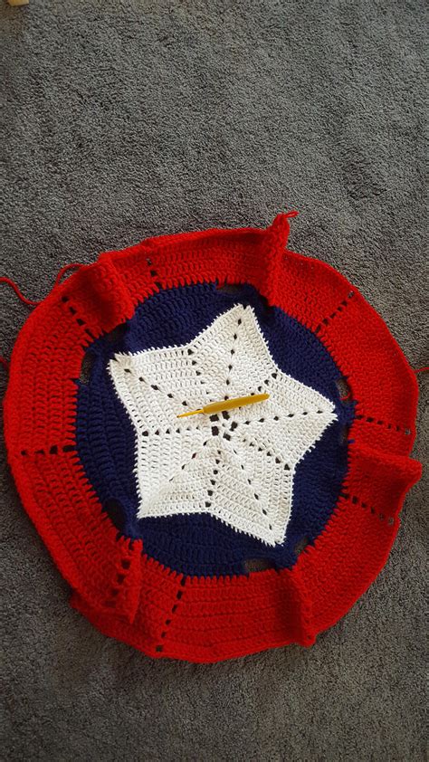 Marvel's new 'the falcon and the winter soldier' just debuted a new captain america. Crocheted Captain America Shield Blanket HELP!! I'm ...