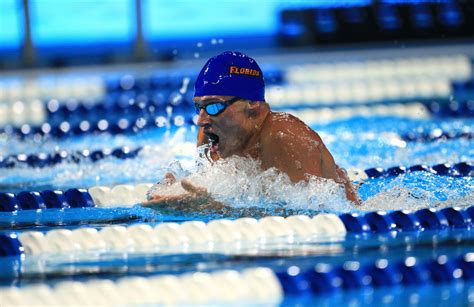 Ryan Lochte Beats Michael Phelps In 400 Meter Medley The New York Times