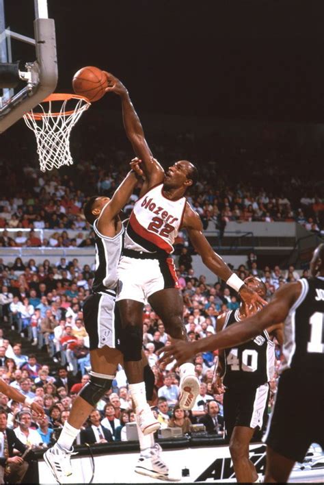 Clyde Drexler: I didn't make negative comments about Magic Johnson in 'Dream Team' book 