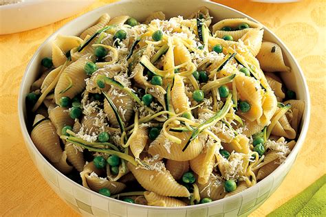 Scopri la ricetta della pasta e piselli alla napoletana, cuoce tutto in pentola : Ricetta Conchiglie, piselli e zucchine crude - Le ricette ...