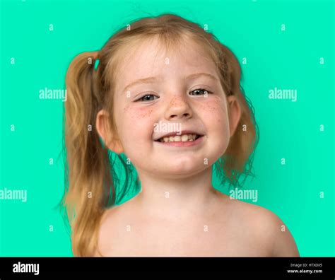 Kaukasische Kleine Mädchen Nackten Oberkörper Lächelnd Stockfotografie