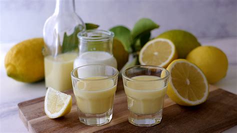 Il grande vantaggio di preparare la crema di limoncello in casa è quello di poter dosare meglio gli ingredienti, in modo da ottenere un vero liquore, allo continuare a far bollire sommessamente per 20′ avendo cura di tenere il fuoco bassissimo, quindi versare il composto in un recipiente freddo, coprire e. Crema di limoncello - Ricette Bimby