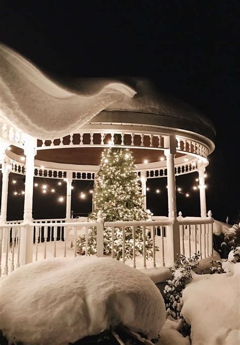 10 Festive Christmas Lights Front Porch Ideas To Wow Your Guests This