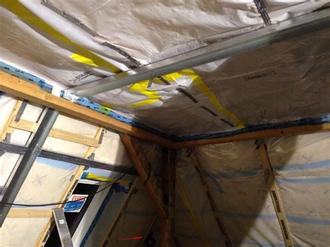 Die klassische methode eine zimmerdecke abzuhängen ist der bau einer rahmenkonstruktion aus holzlatten. trennw | Dachbodenausbau, Trockenbau, Dachbodenausbau ...