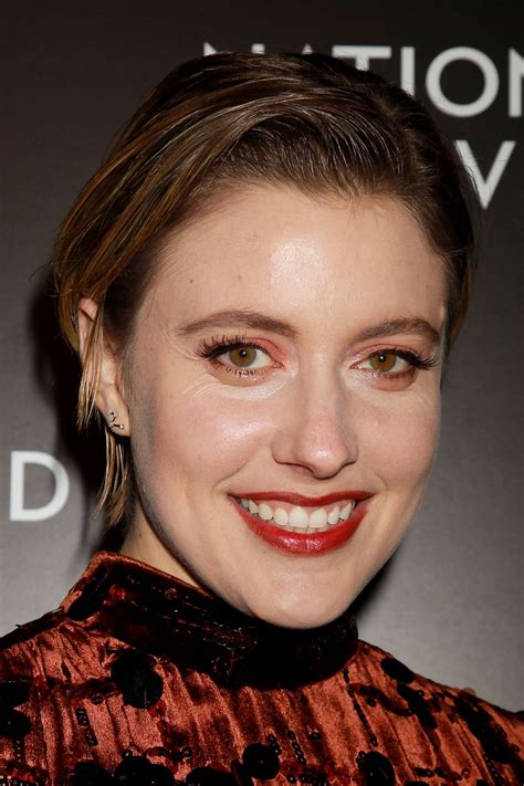 Она полна сарказма, но это не может скрыть ее страданий. GRETA GERWIG at 2016 National Board of Review Gala in New ...
