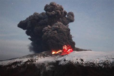 Der vulkanausbruch (eruption) ist die bekannteste form des vulkanismus. Island-Vulkan: Der gewaltige Ausbruch von Eyjafjallajökull ...