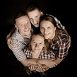 Familienfoto zu Viert | Familien fotoshooting, Fotografie ideen familie ...
