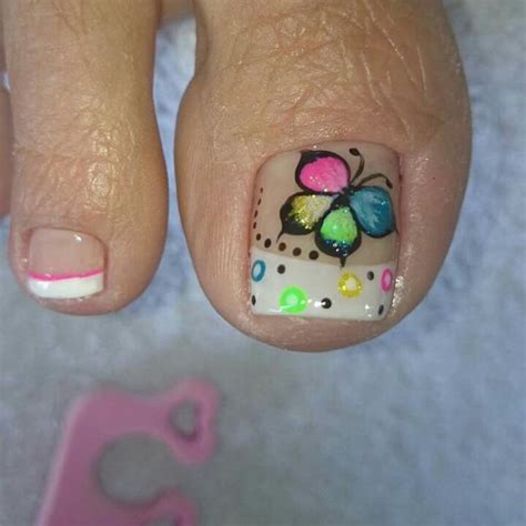 Si te gusta llevar las uñas cortas y decorarlas constantemente te invitamos a ver más modelos de uñas en esta galería de uñas cortas, puedes copiar alguno que te. {title} (con imágenes) | Arte de uñas de pies, Diseños de uñas mariposas, Uñas pies decoracion
