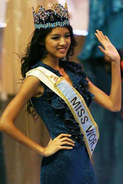 Zhang Zilin Of China Is Crowned As The 2007 Miss World In The Finals Of