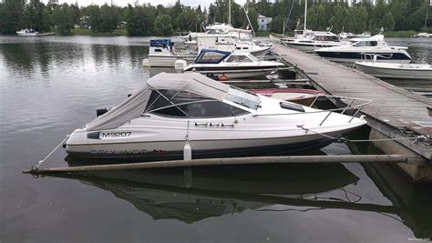 Custom deck over the cabin for sun bathing or diving back flipping off. Bayliner Capri 2052 Cuddy moottorivene 1990 - Kokkola ...