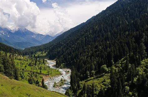 Tour Guide To Kashmir Valley India