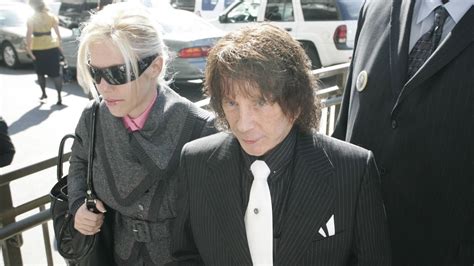 Musikproduzent phil spector im gefängnis an corona. Video: Musikproduzent Phil Spector im Gefängnis an Corona ...