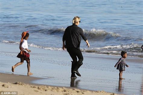 ちょっと老けた!？シャーリーズ・セロンが2人の子どもたちを連れてビーチにお出かけ! : マリポサのセレブリティウォッチ
