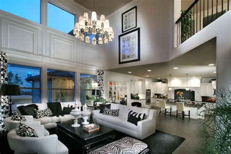 The Black And White Theme Looks Great In The Open Space Casas Por