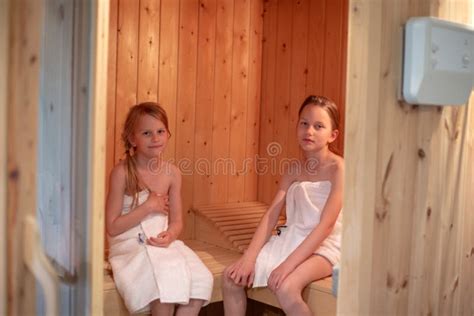 Ein Mädchen Lächelt Und öffnet Die Tür Der Finnischen Sauna Stockfoto