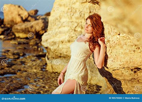 La Fille Sensuelle Rousse Dans Une Robe Blanche Se Tenant Sur La Mer Image Stock Image Du