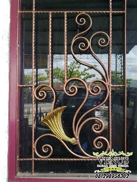 Pagar besi diatas merupakan contoh pagar besi minimalis yang dikombinasikan dengan batu sehingga terlihat semakin gagah dan elegan. Pagar Rumah Besi Ulir Terbaru - Baru Mania