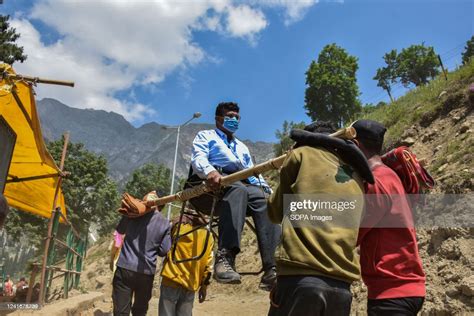 Porters Carry An Indian Hindu Pilgrim On A Palanquin To The Amarnath News Photo Getty Images