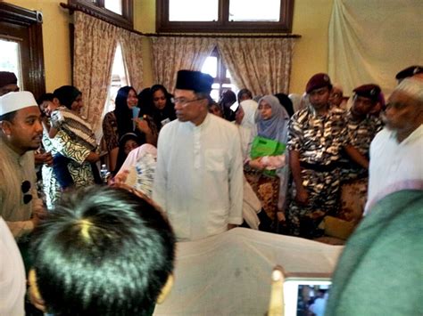 Ibu sdr anwar ibrahim yang menghadirkan diri ke mahkamah. Imprisoned Anwar allowed to attend father's funeral ...