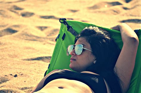 무료 이미지 색안경 녹색 선탠 모래 여름 시원한 휴가 장난 바닷가 햇빛 여가 사진술 행복 바다 시력 보호 x