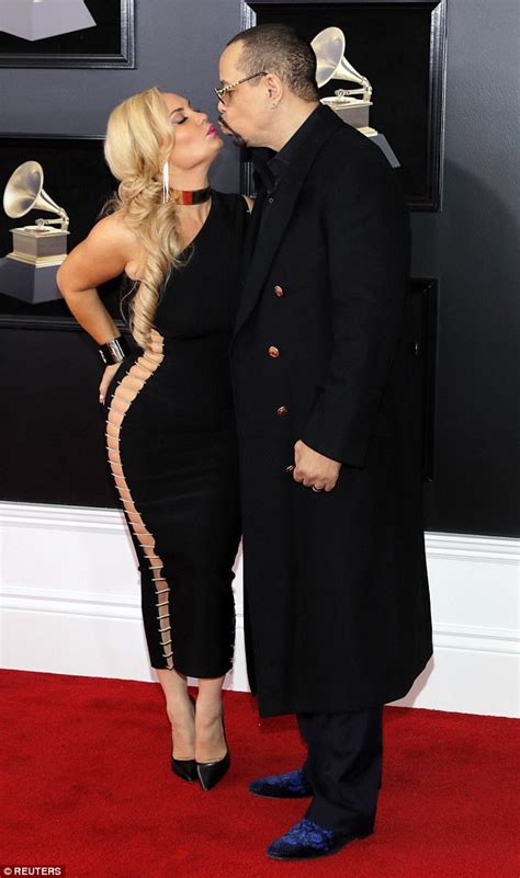 , dans comedy central roast (en) de flavor flav , dans the late late show with craig ferguson et dans new york, unité spéciale ( law & order: Grammys: Coco Austin channels Liz Hurley safety pin dress ...