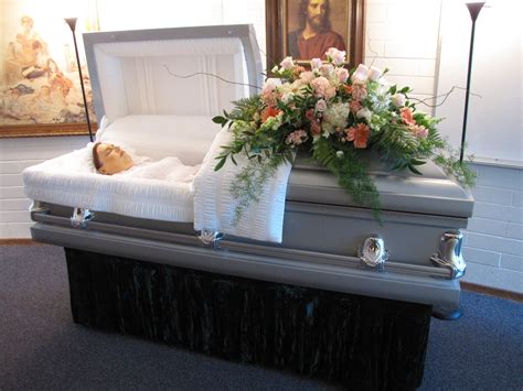Our guide to funeral flowers provides an insight and guidance to help you choose the correct item for the occasion. The Spamdrew Family: My Mother's Funeral