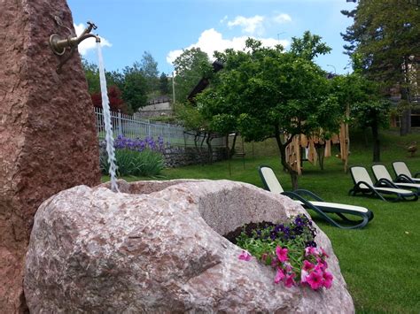 Luogo per eccellenza della cristianità, rappresenta oggi più che mai un'oasi di raccoglimento ed un viaggio. Hotel Miravalle - San Lorenzo in Banale - Südtirol ...