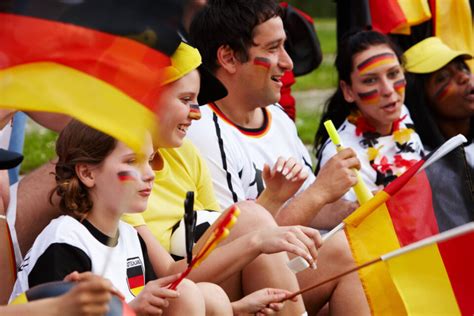 Außerdem überträgt magenta tv alle spiele live, zehn vorrundenpartien. Public Viewing in Stuttgart: Hier kann man die Spiele der ...