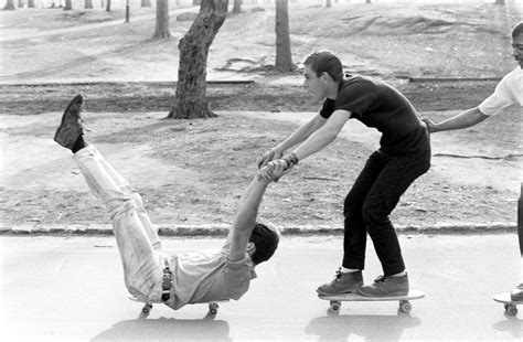 22 Awesome Vintage Photos Of Skateboarding In New York City In The