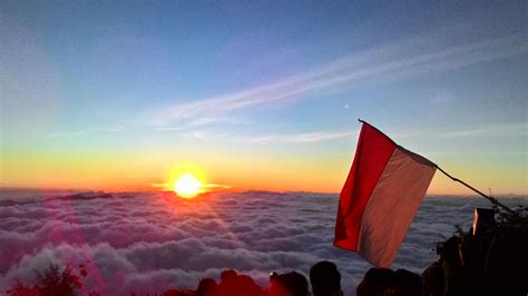 Agustus Bendera Merah Putih Dan Nasionalisme Para Pendaki Gunung Superlive