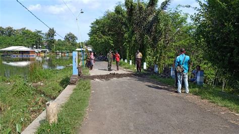 Bersihkan permukaan dinding (untuk dinding beton dan bata ringan yang permukaannya. Di Malang, Portal Physical Distancing Berbentuk Batako ...