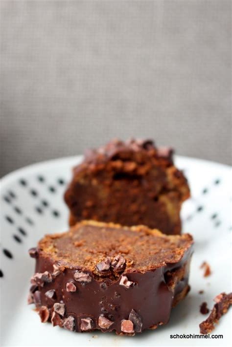 Zartbitterkuvertüre grob hacken und in einer schüssel über dem wasserbad schmelzen. Carrotcake mit Schokolade und Erdnussbutter ...