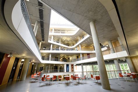 Arsitektur Atrium Dari Area Umum Gedung Universitas Modern Foto Stok