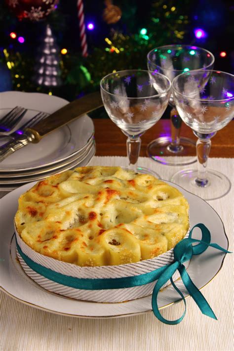 Lavorate all'interno di una planetaria munita di gancio oppure a mano, la farina con aggiungetele quindi all'interno di una bacinella con la ricotta, il parmigiano grattugiato, la cipolla finemente tritata e l'uovo: Torta di paccheri con bietole e ricotta | Cucinoconpoco.it ...