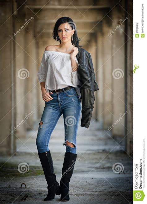 Porträt Der Schönen Sexy Jungen Frau Mit Moderner Ausstattung Lederjacke Jeans Weißer Bluse