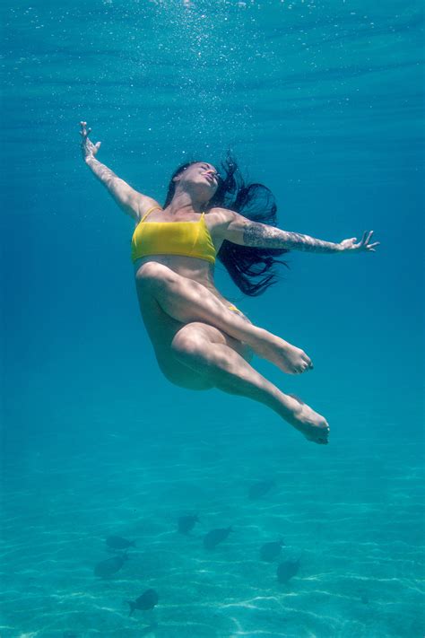 woman posing underwater ‹ photographer anaïs chaine